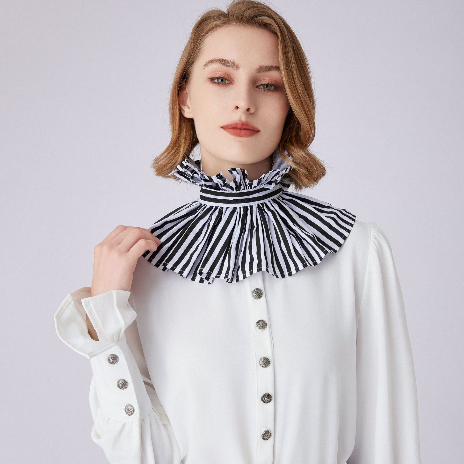Französischer Stil, schwarz-we – Dolls Bewertung und Preis